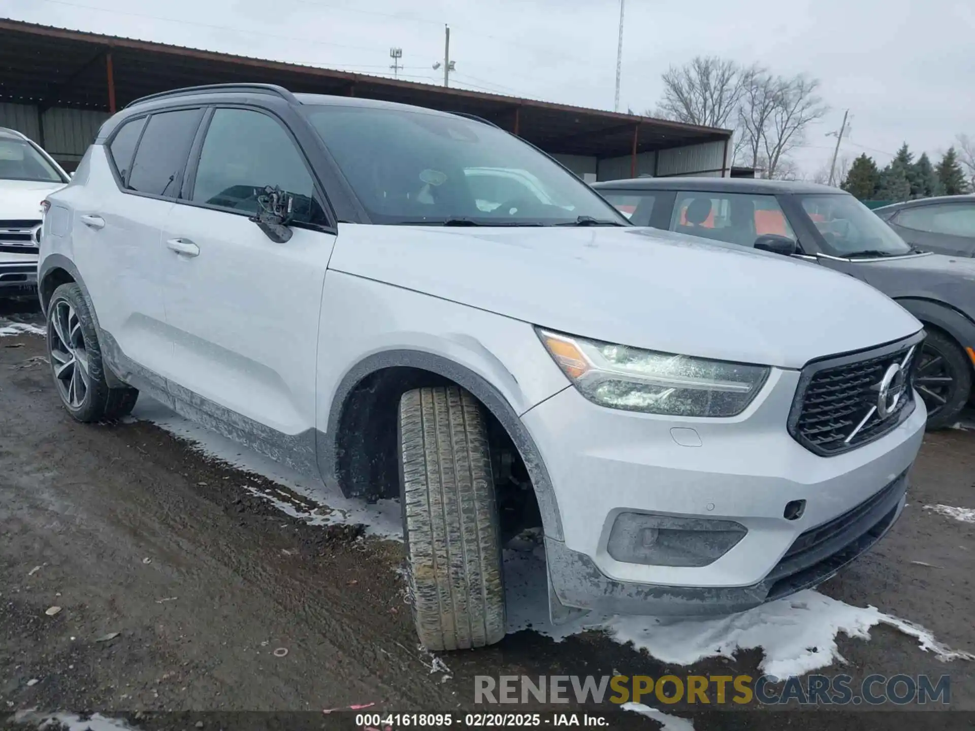 1 Photograph of a damaged car YV4162UM2N2668077 VOLVO XC40 2022