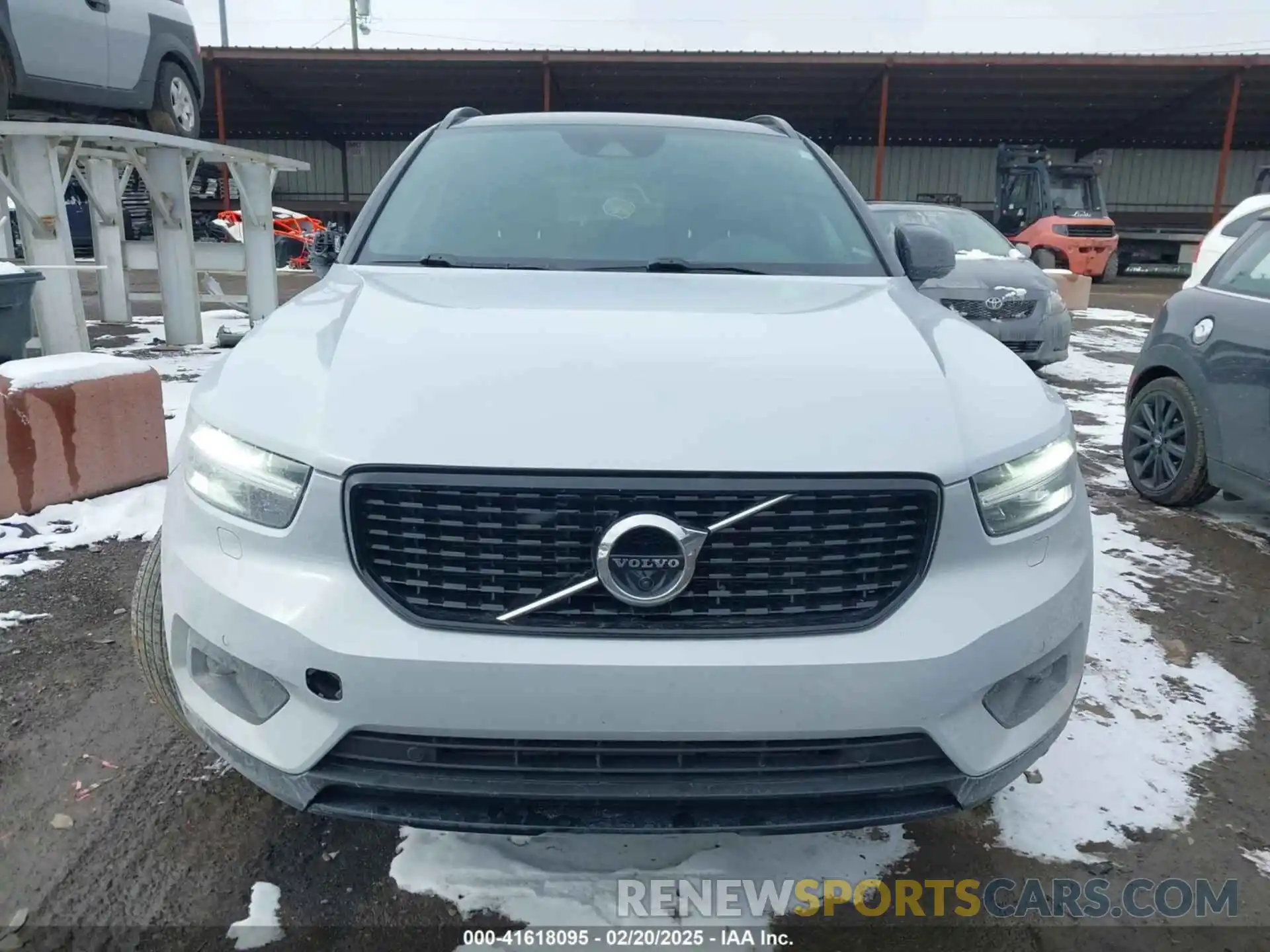 12 Photograph of a damaged car YV4162UM2N2668077 VOLVO XC40 2022