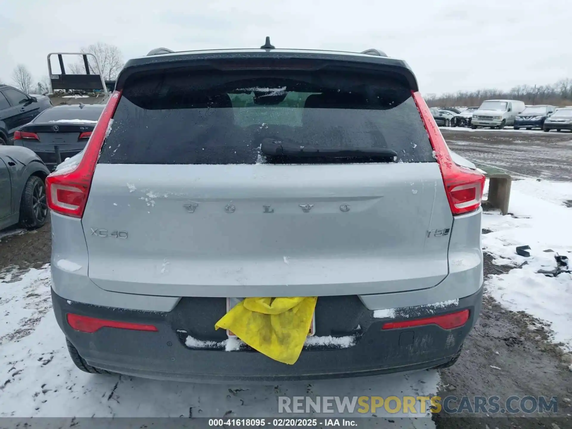 16 Photograph of a damaged car YV4162UM2N2668077 VOLVO XC40 2022