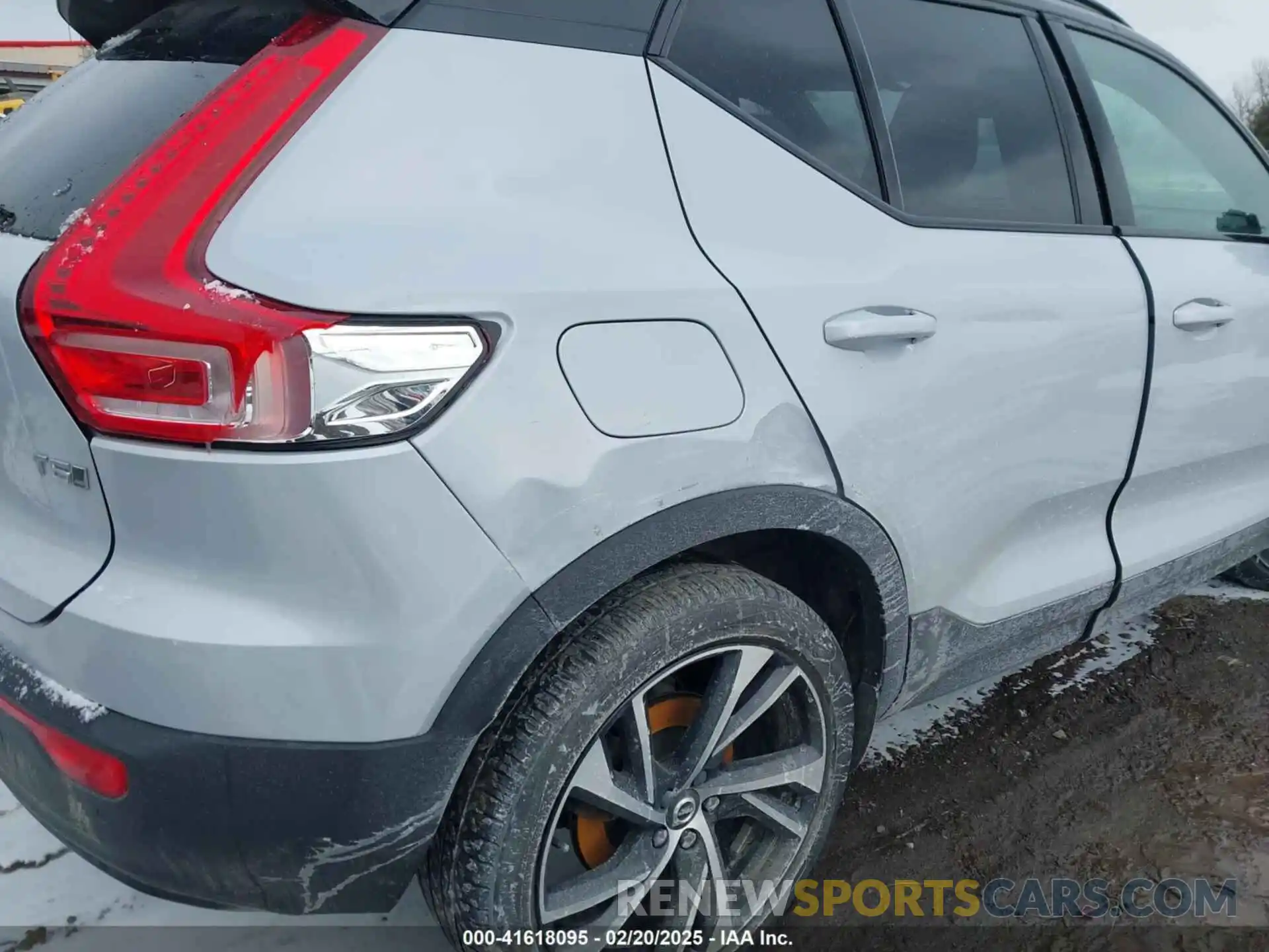 17 Photograph of a damaged car YV4162UM2N2668077 VOLVO XC40 2022