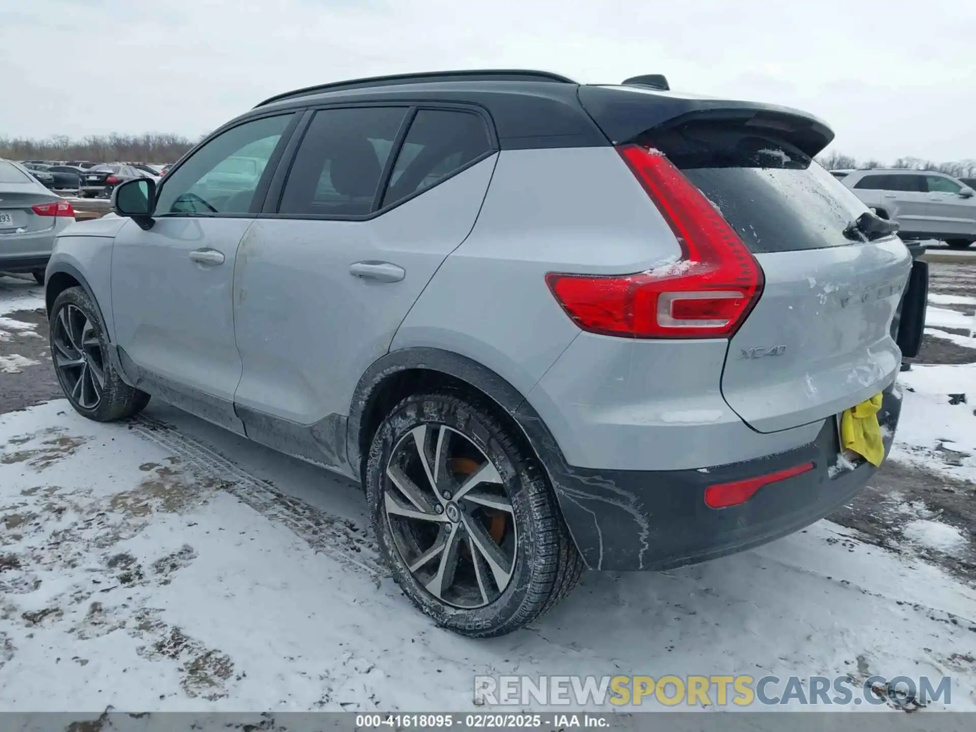 3 Photograph of a damaged car YV4162UM2N2668077 VOLVO XC40 2022