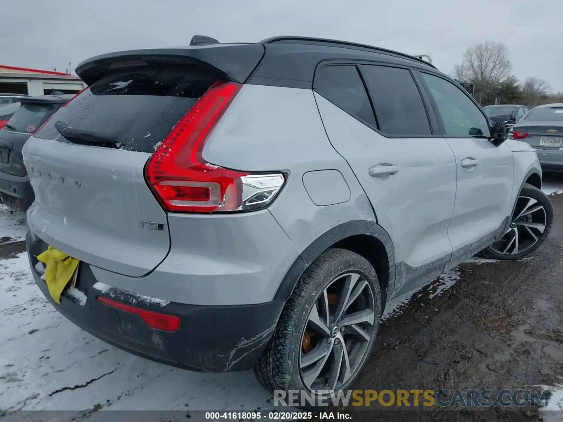 4 Photograph of a damaged car YV4162UM2N2668077 VOLVO XC40 2022