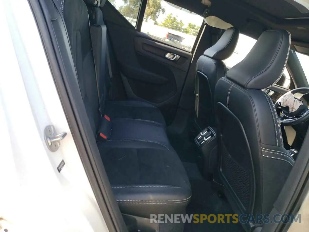 11 Photograph of a damaged car YV4162UM2N2712319 VOLVO XC40 2022