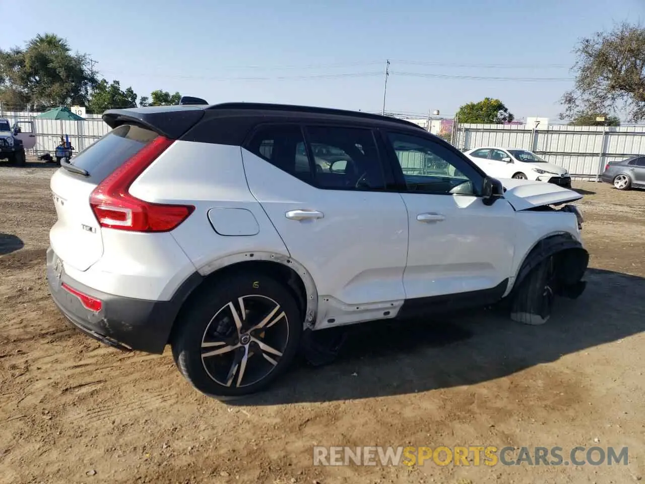 3 Photograph of a damaged car YV4162UM2N2712319 VOLVO XC40 2022