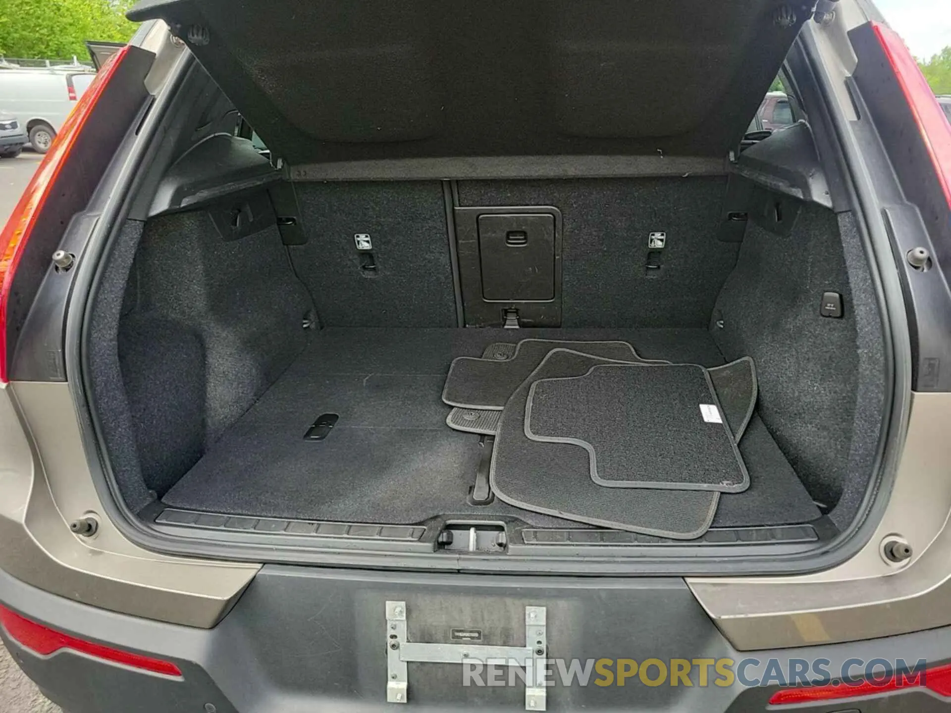 1 Photograph of a damaged car YV4162UM2N2769099 VOLVO XC40 2022
