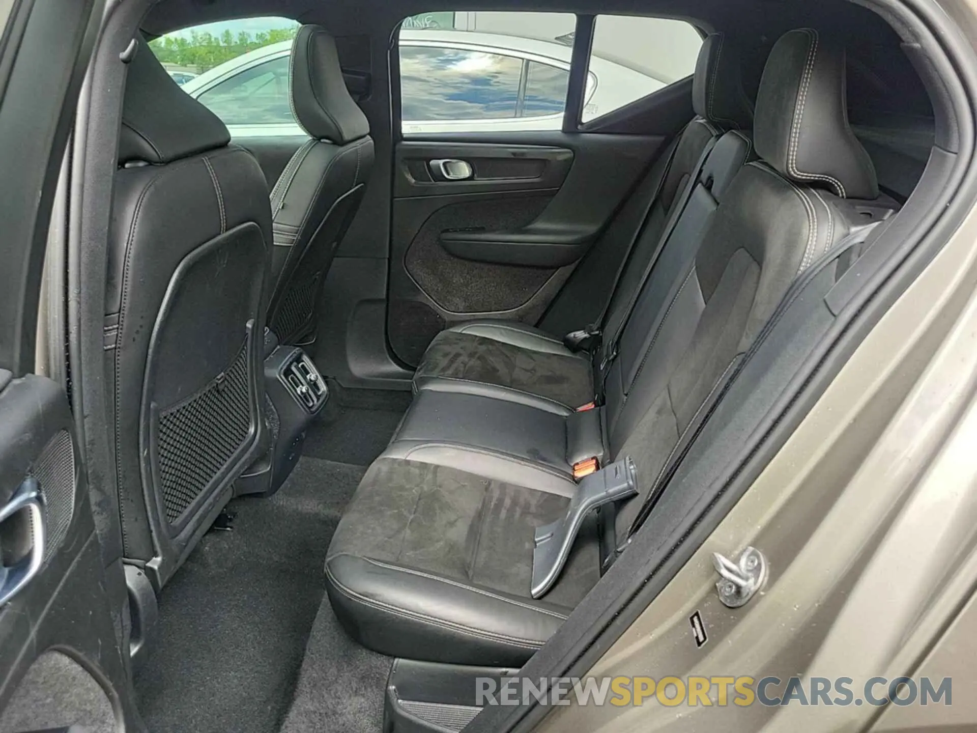 9 Photograph of a damaged car YV4162UM2N2769099 VOLVO XC40 2022