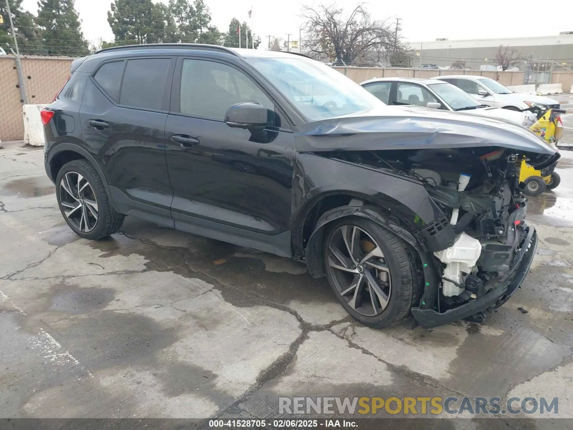 1 Photograph of a damaged car YV4162UM3N2644113 VOLVO XC40 2022