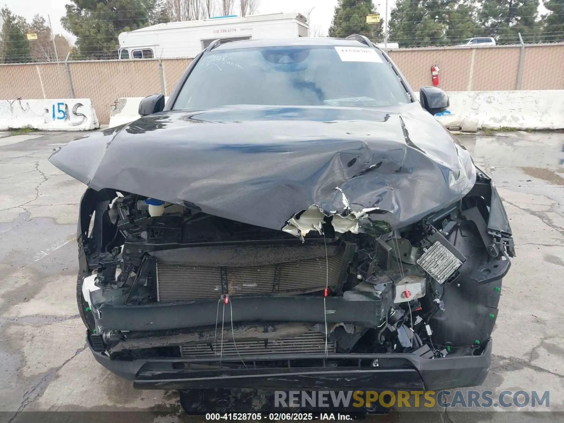 13 Photograph of a damaged car YV4162UM3N2644113 VOLVO XC40 2022