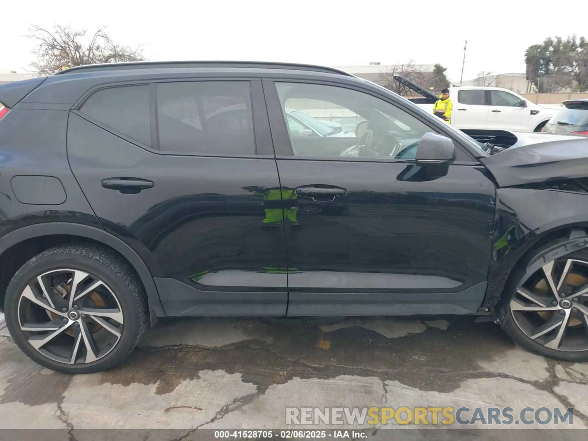 14 Photograph of a damaged car YV4162UM3N2644113 VOLVO XC40 2022