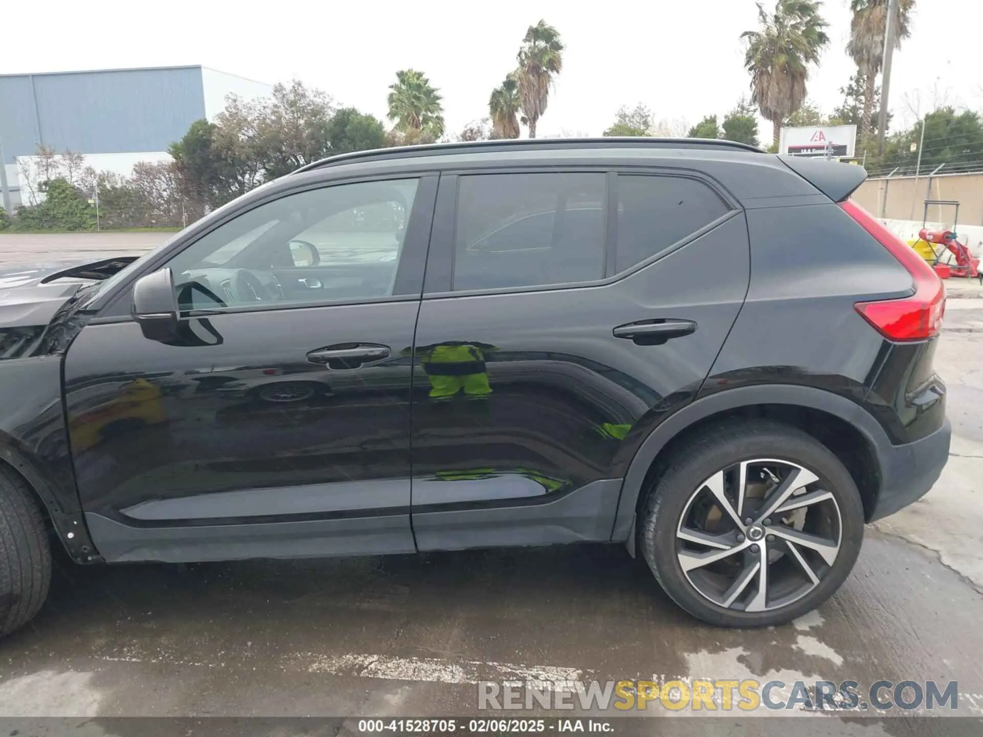 15 Photograph of a damaged car YV4162UM3N2644113 VOLVO XC40 2022