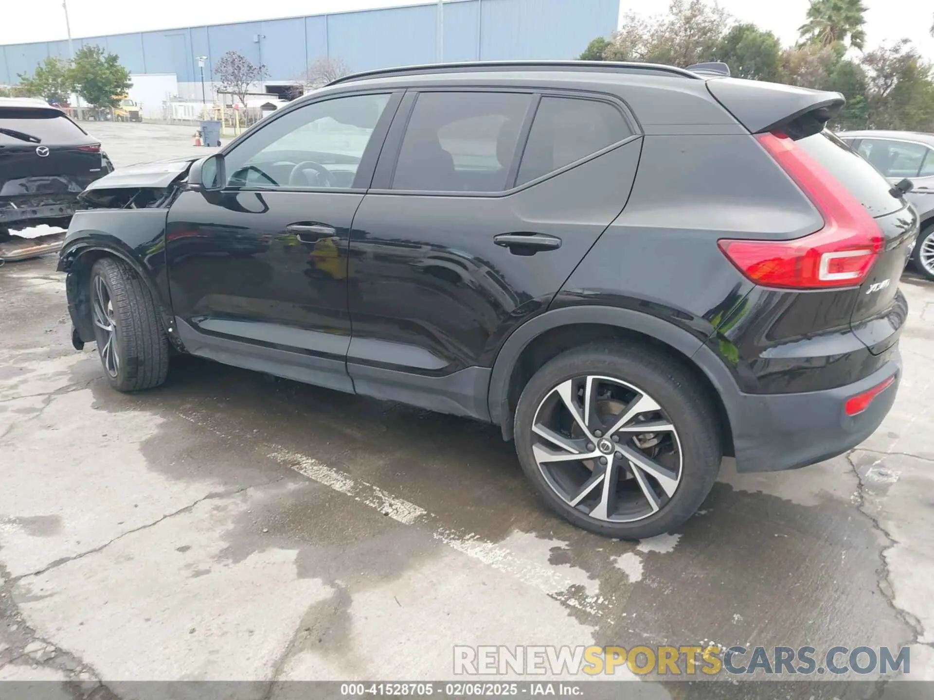 3 Photograph of a damaged car YV4162UM3N2644113 VOLVO XC40 2022