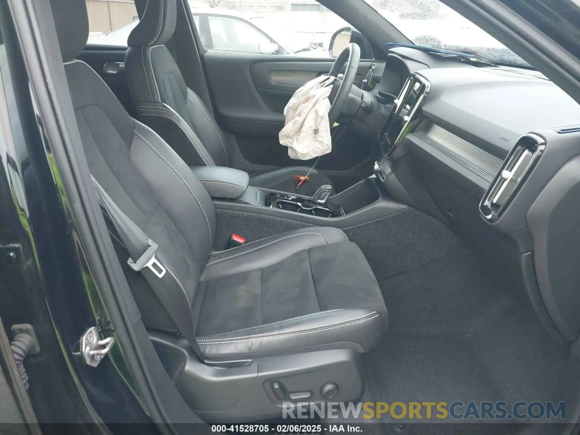 5 Photograph of a damaged car YV4162UM3N2644113 VOLVO XC40 2022