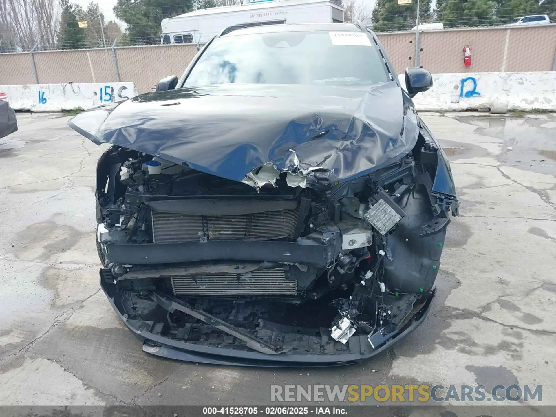 6 Photograph of a damaged car YV4162UM3N2644113 VOLVO XC40 2022
