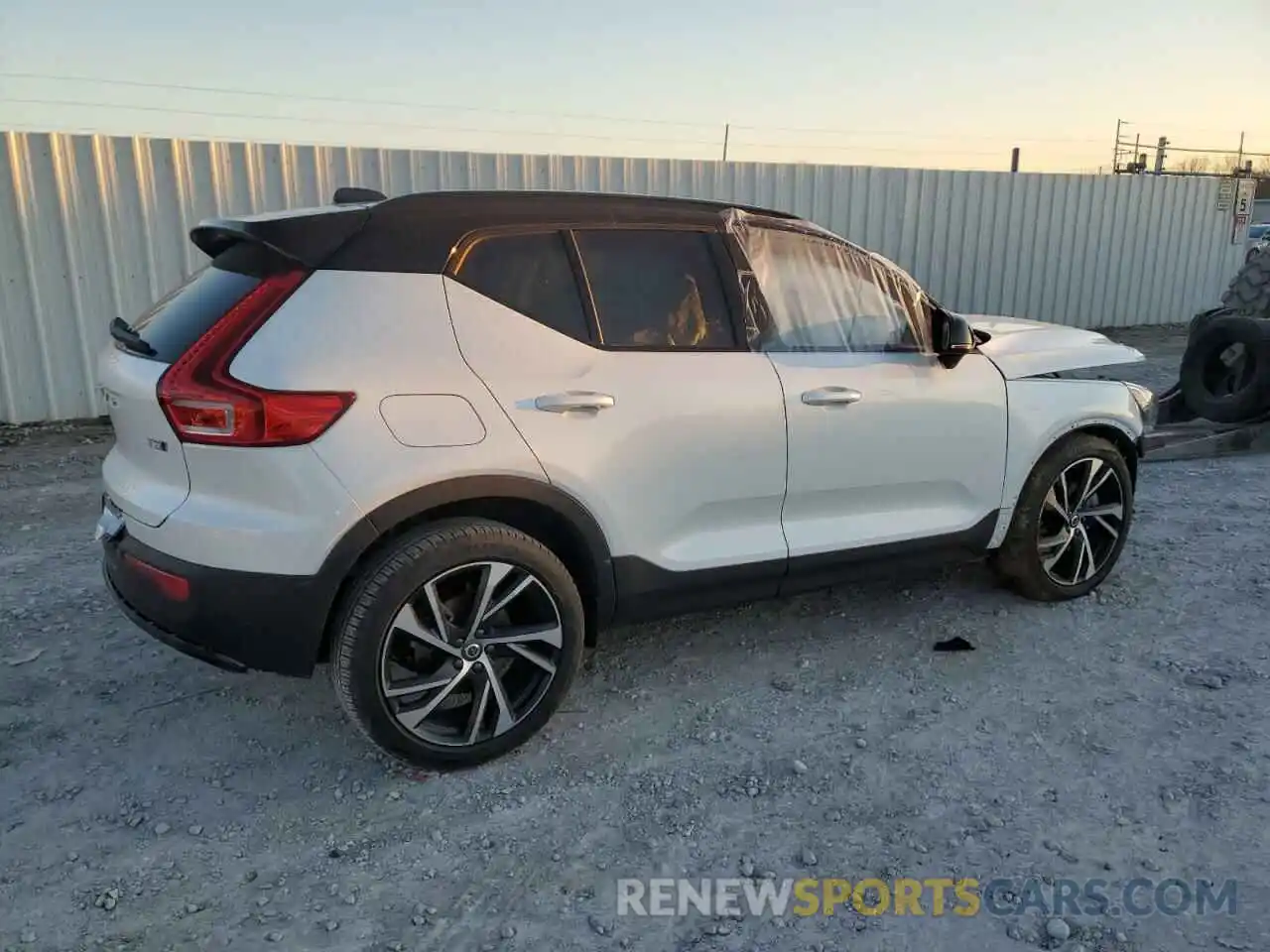 3 Photograph of a damaged car YV4162UM4N2693790 VOLVO XC40 2022