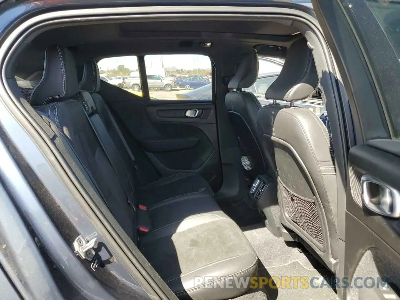 10 Photograph of a damaged car YV4162UM5N2695970 VOLVO XC40 2022