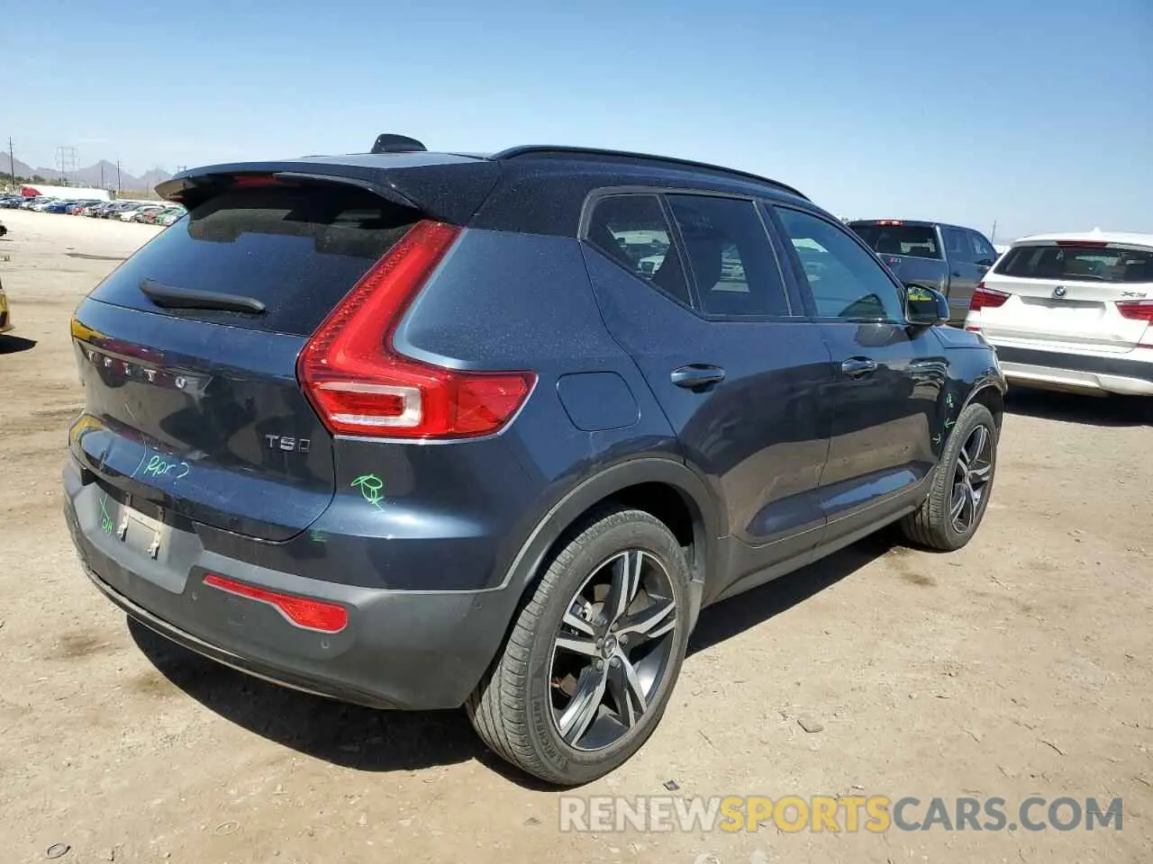 3 Photograph of a damaged car YV4162UM5N2695970 VOLVO XC40 2022
