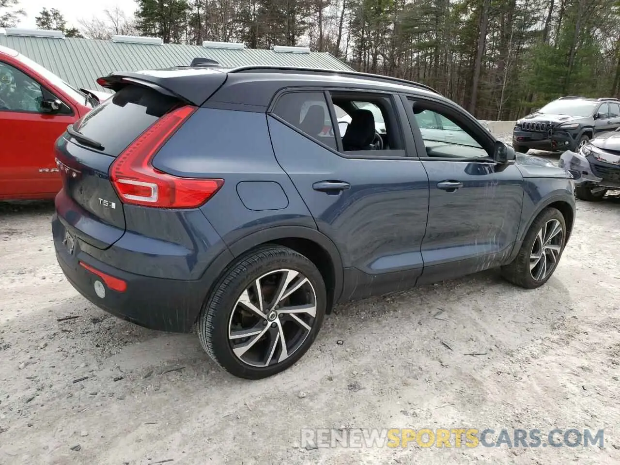 3 Photograph of a damaged car YV4162UM6N2783586 VOLVO XC40 2022