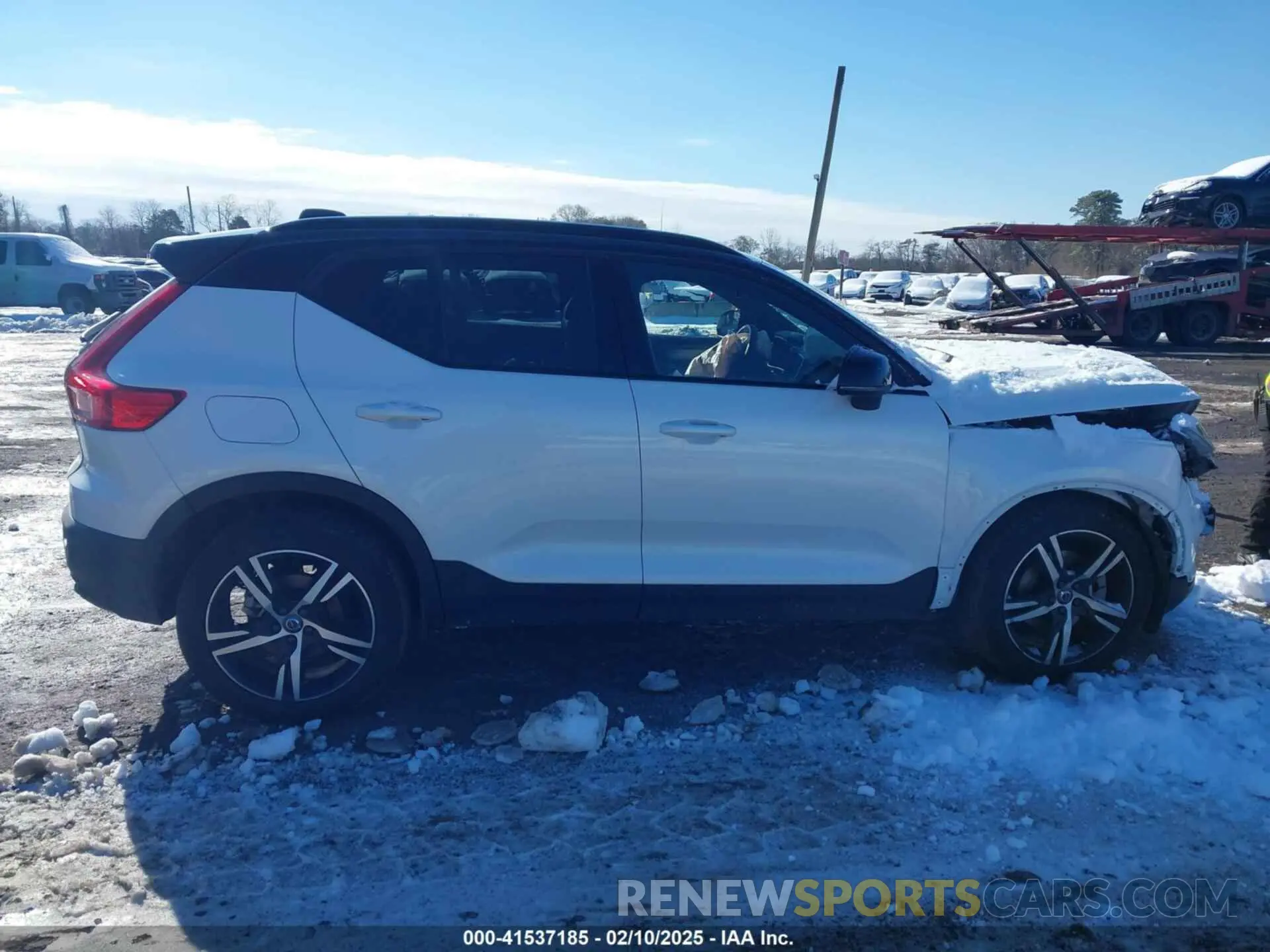 13 Photograph of a damaged car YV4162UM7N2730895 VOLVO XC40 2022
