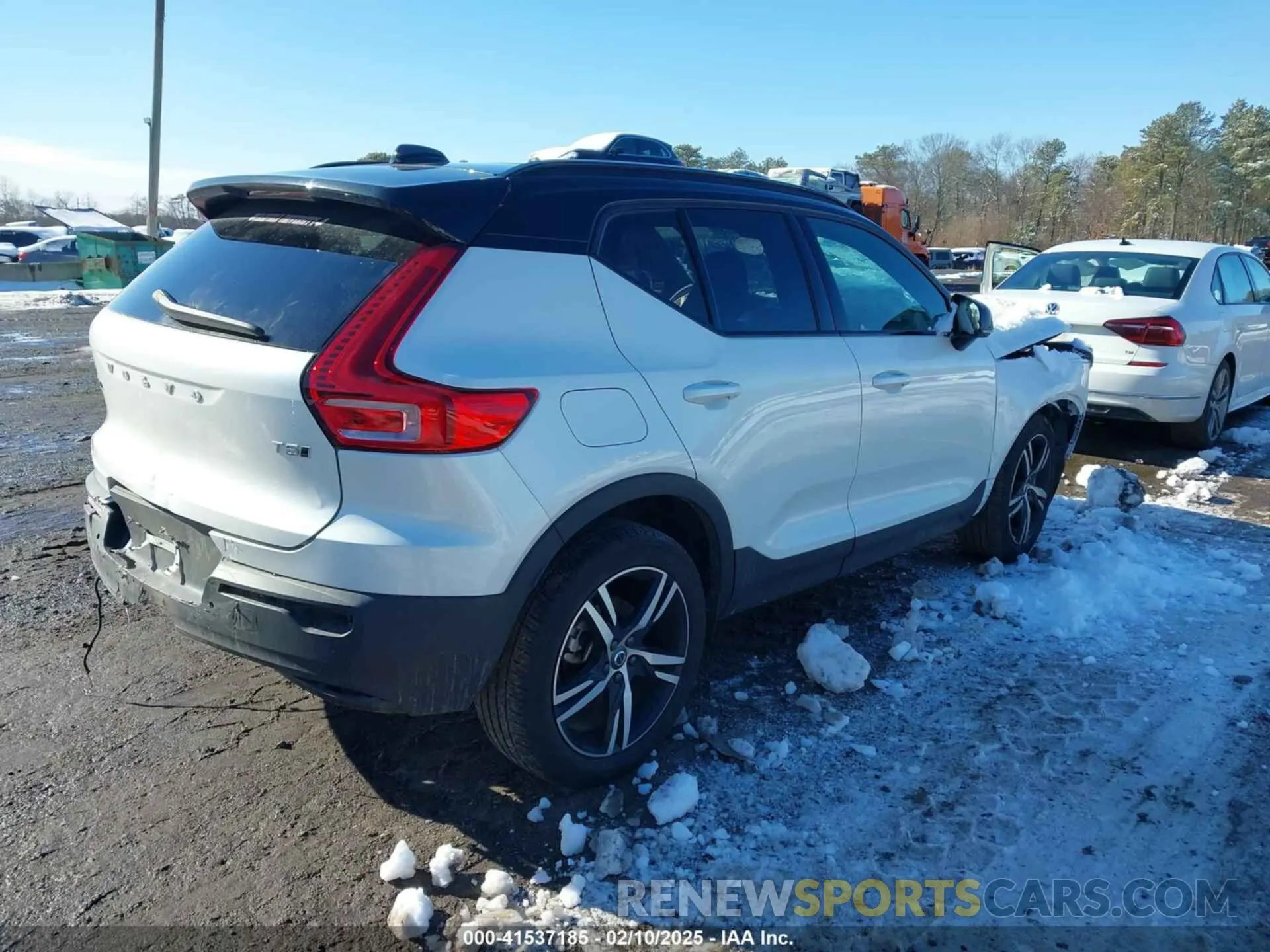 4 Photograph of a damaged car YV4162UM7N2730895 VOLVO XC40 2022