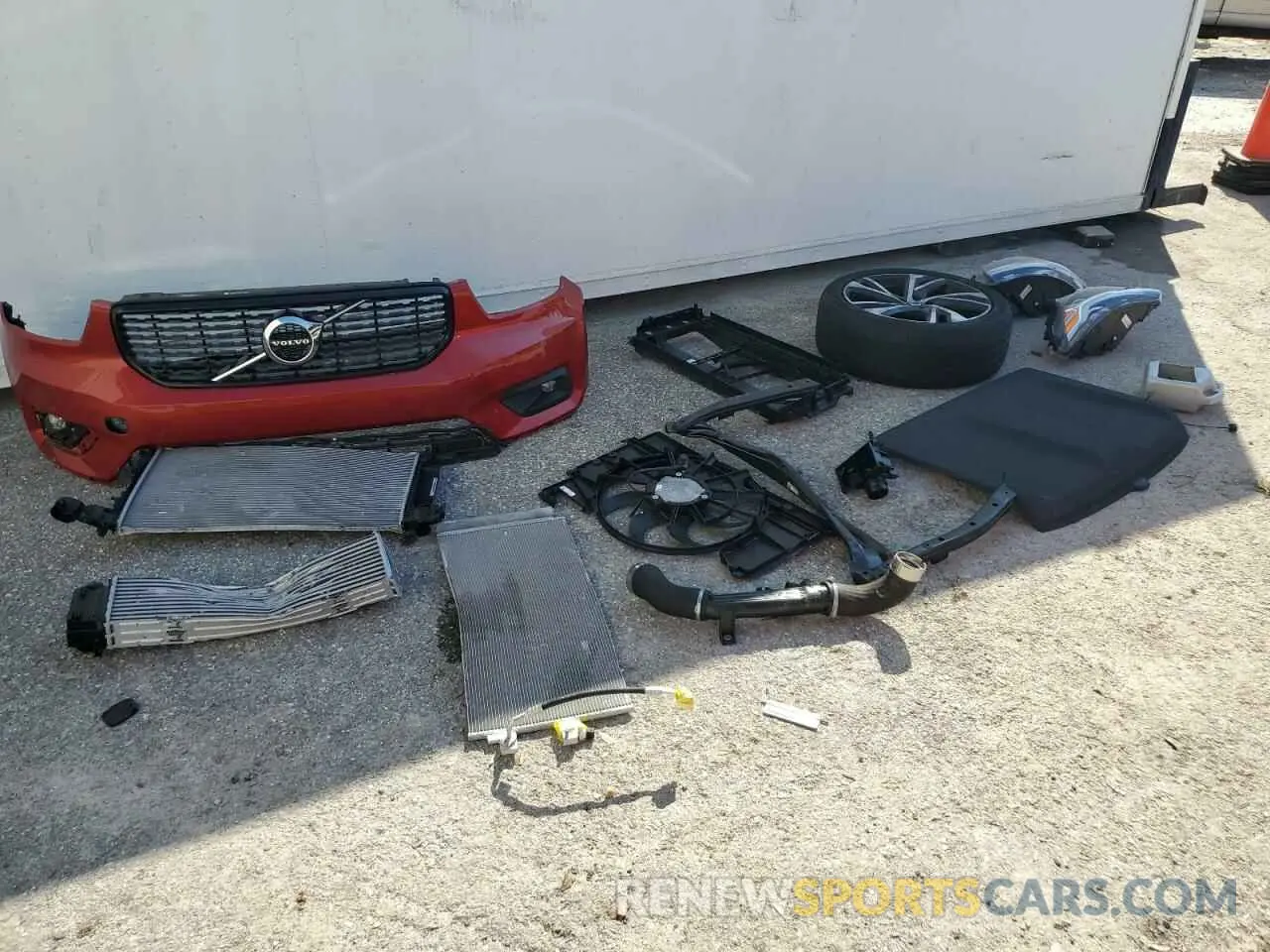 13 Photograph of a damaged car YV4162UM9N2790385 VOLVO XC40 2022