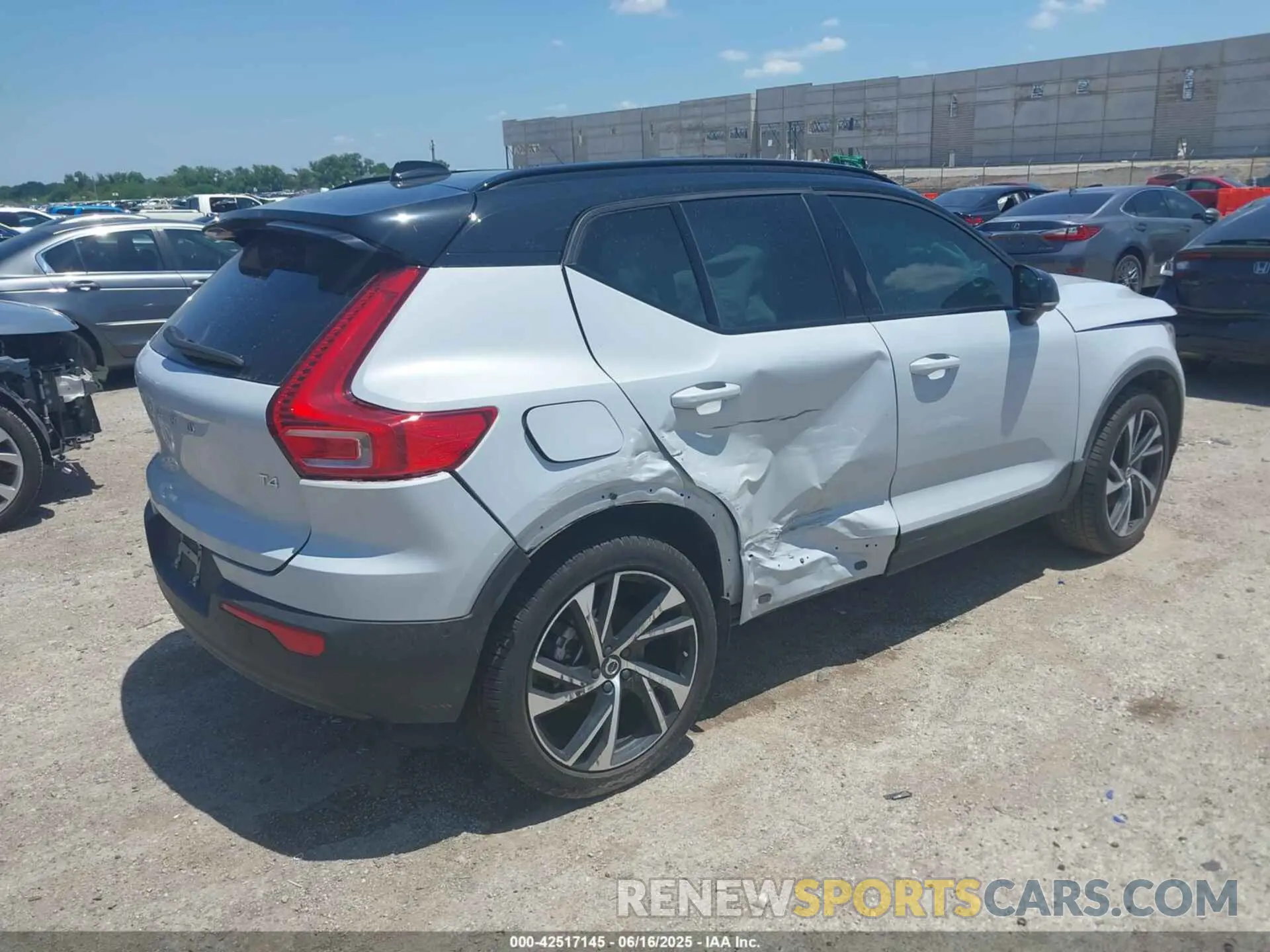 4 Photograph of a damaged car YV4AC2HM8N2741858 VOLVO XC40 2022
