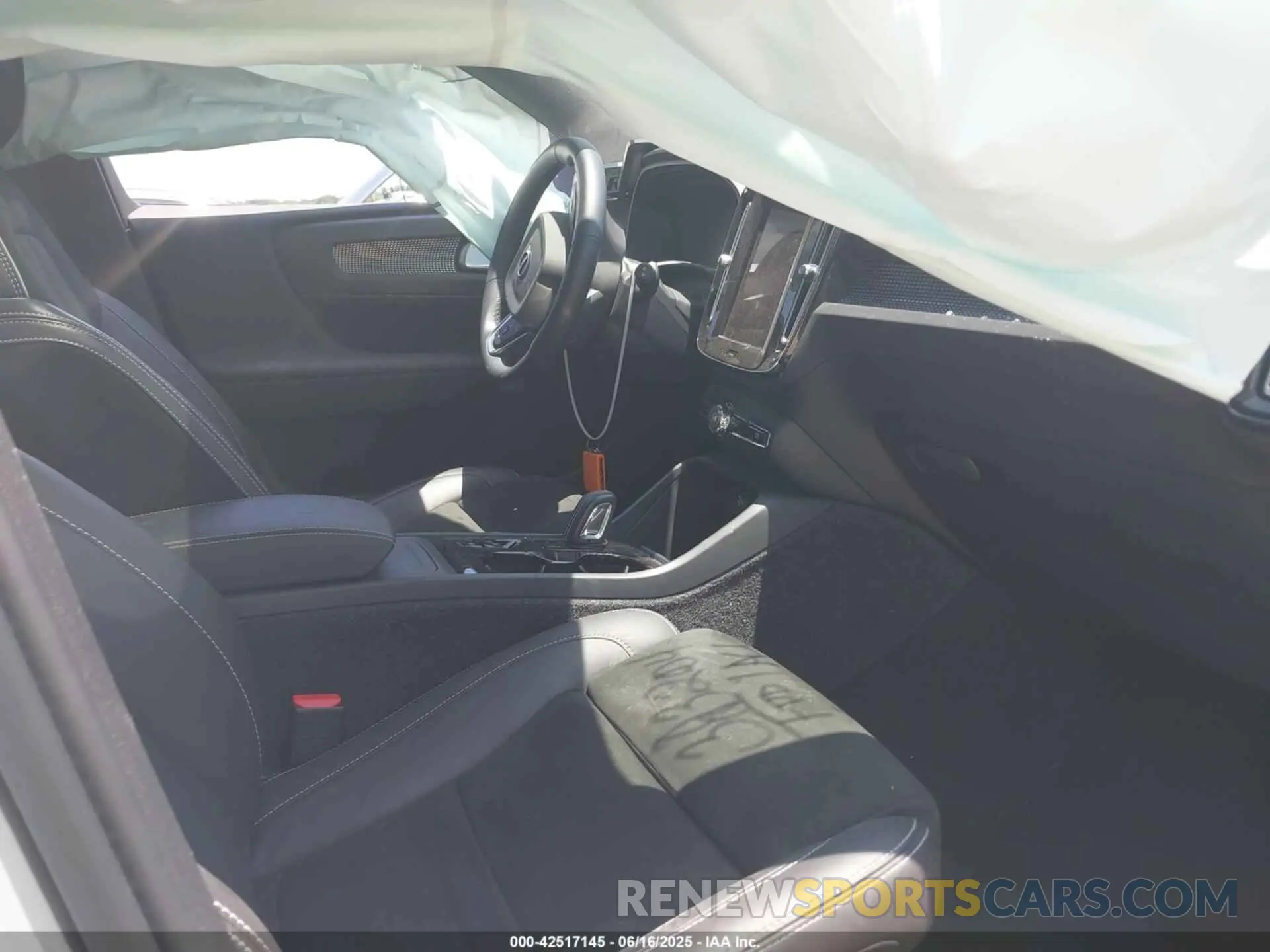 5 Photograph of a damaged car YV4AC2HM8N2741858 VOLVO XC40 2022