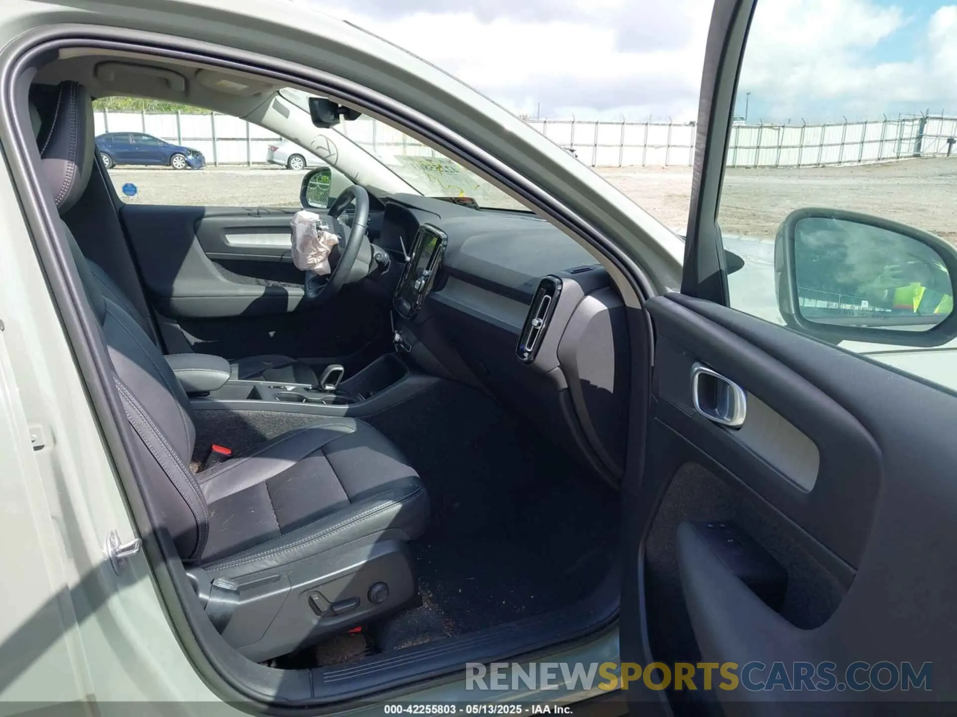 5 Photograph of a damaged car YV4L12UK3P2941522 VOLVO XC40 2023