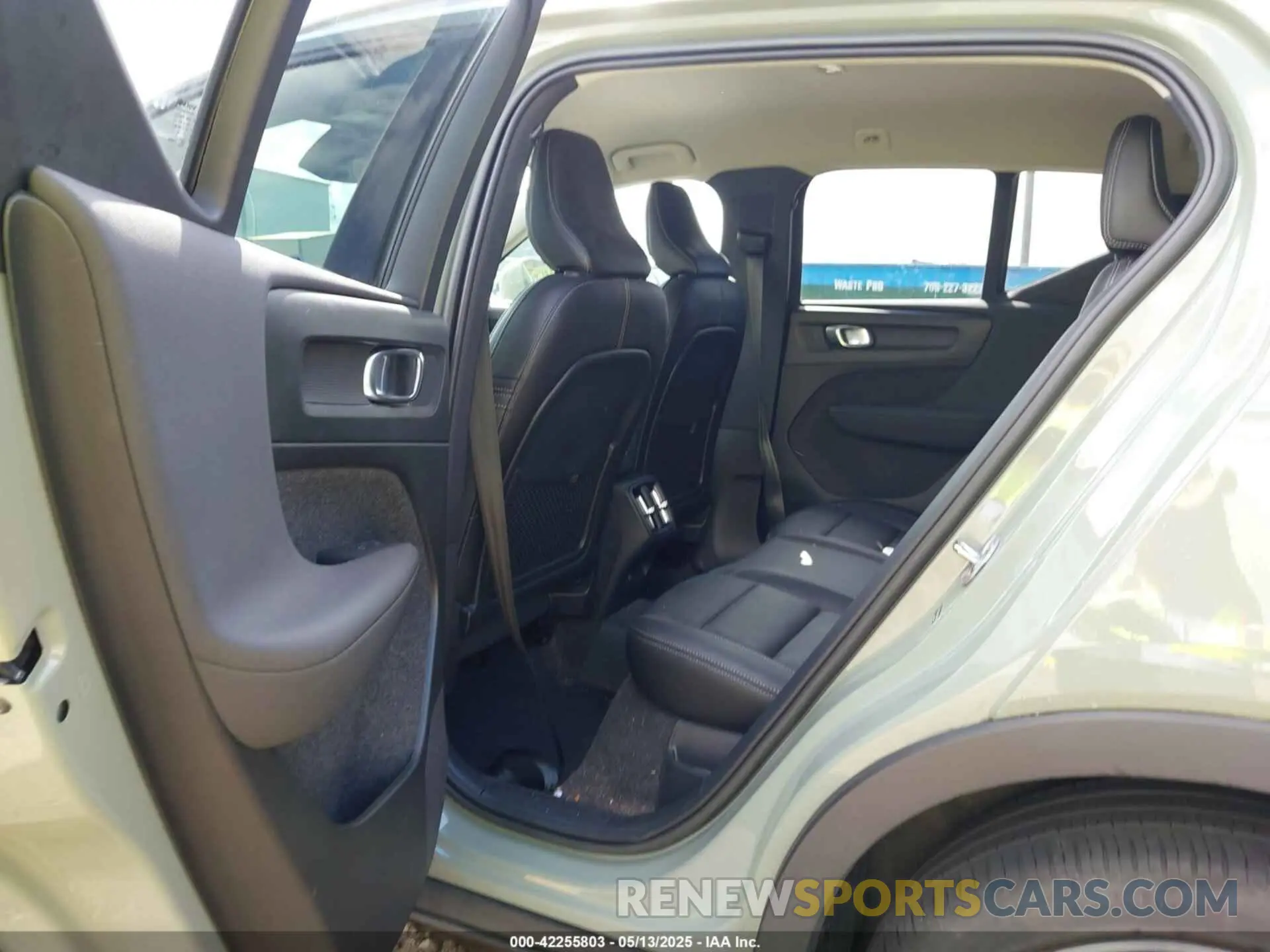 8 Photograph of a damaged car YV4L12UK3P2941522 VOLVO XC40 2023