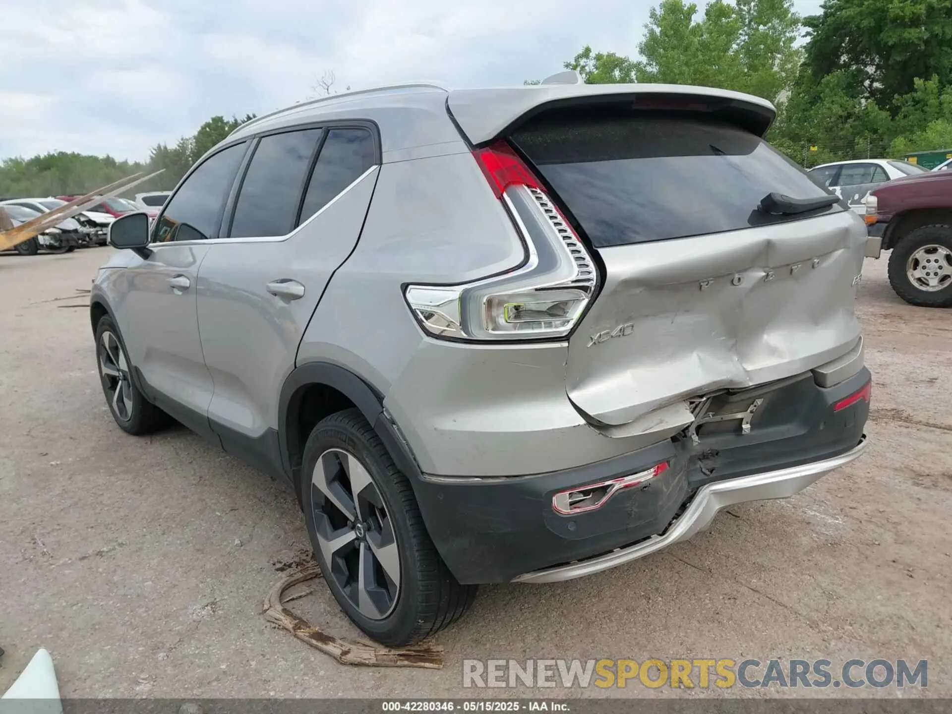 3 Photograph of a damaged car YV4L12UN9P2927523 VOLVO XC40 2023
