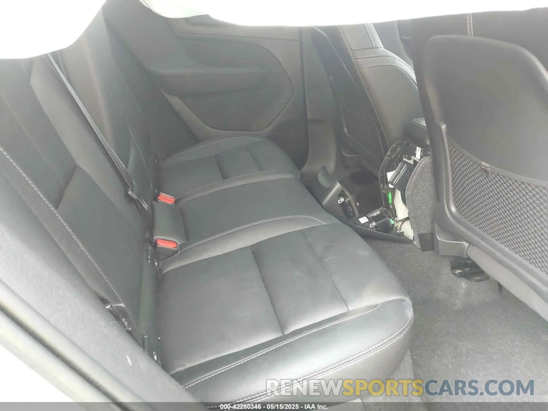 8 Photograph of a damaged car YV4L12UN9P2927523 VOLVO XC40 2023