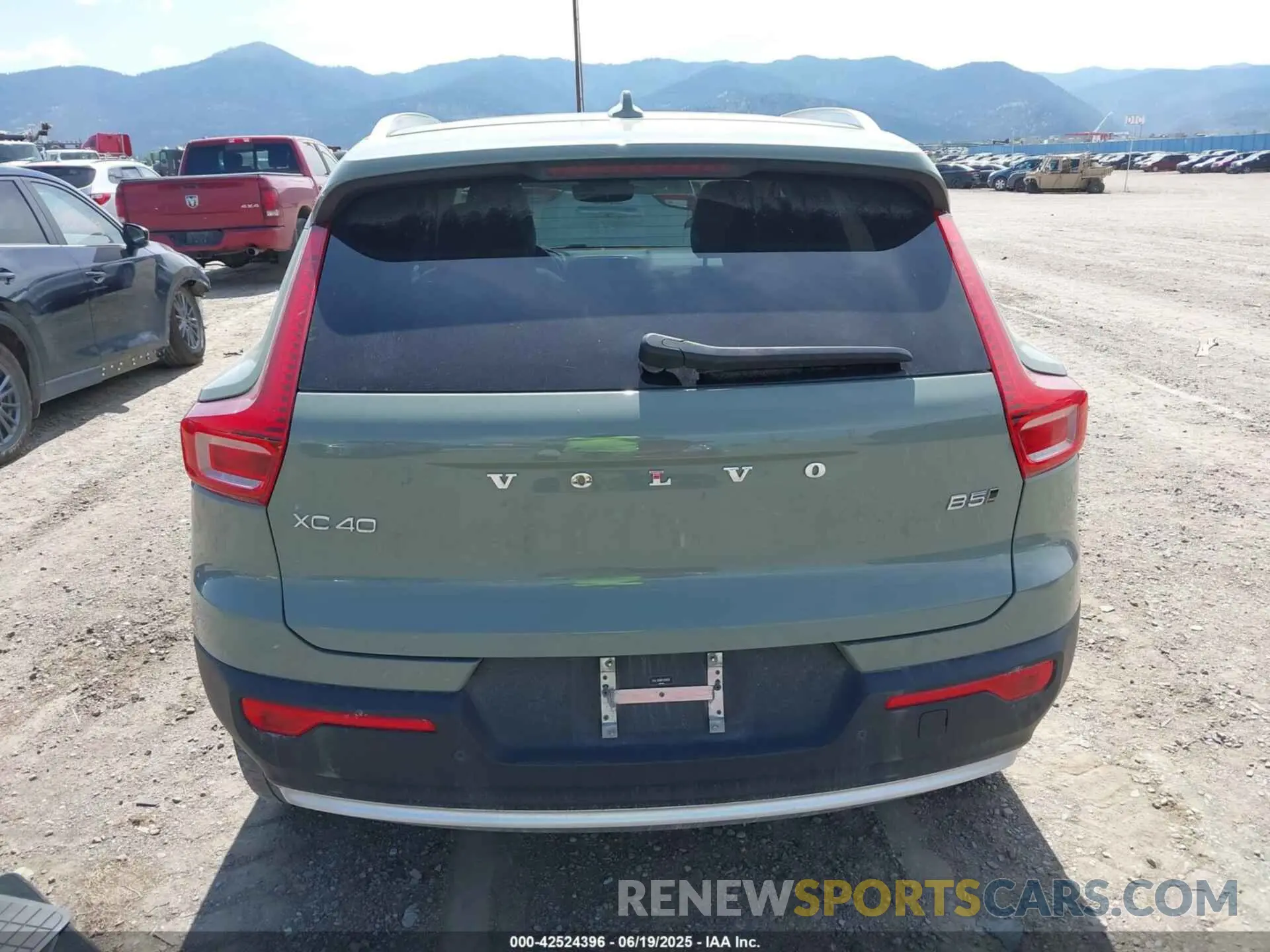 16 Photograph of a damaged car YV4L12UNXP2930656 VOLVO XC40 2023