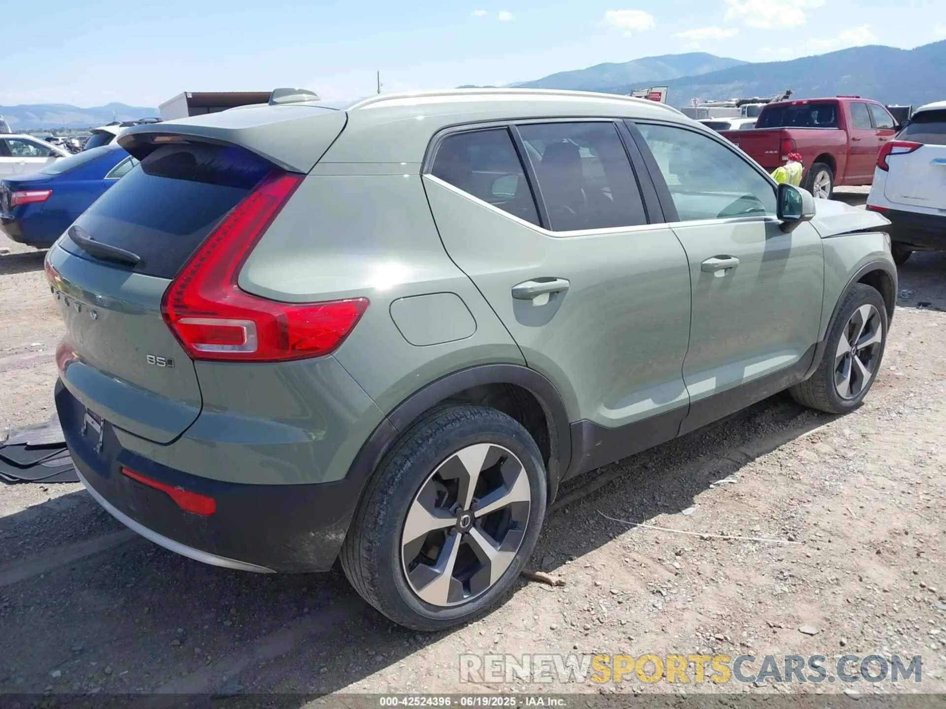 4 Photograph of a damaged car YV4L12UNXP2930656 VOLVO XC40 2023