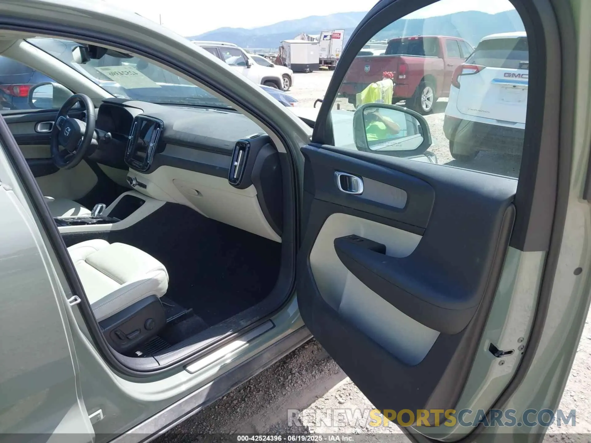 5 Photograph of a damaged car YV4L12UNXP2930656 VOLVO XC40 2023