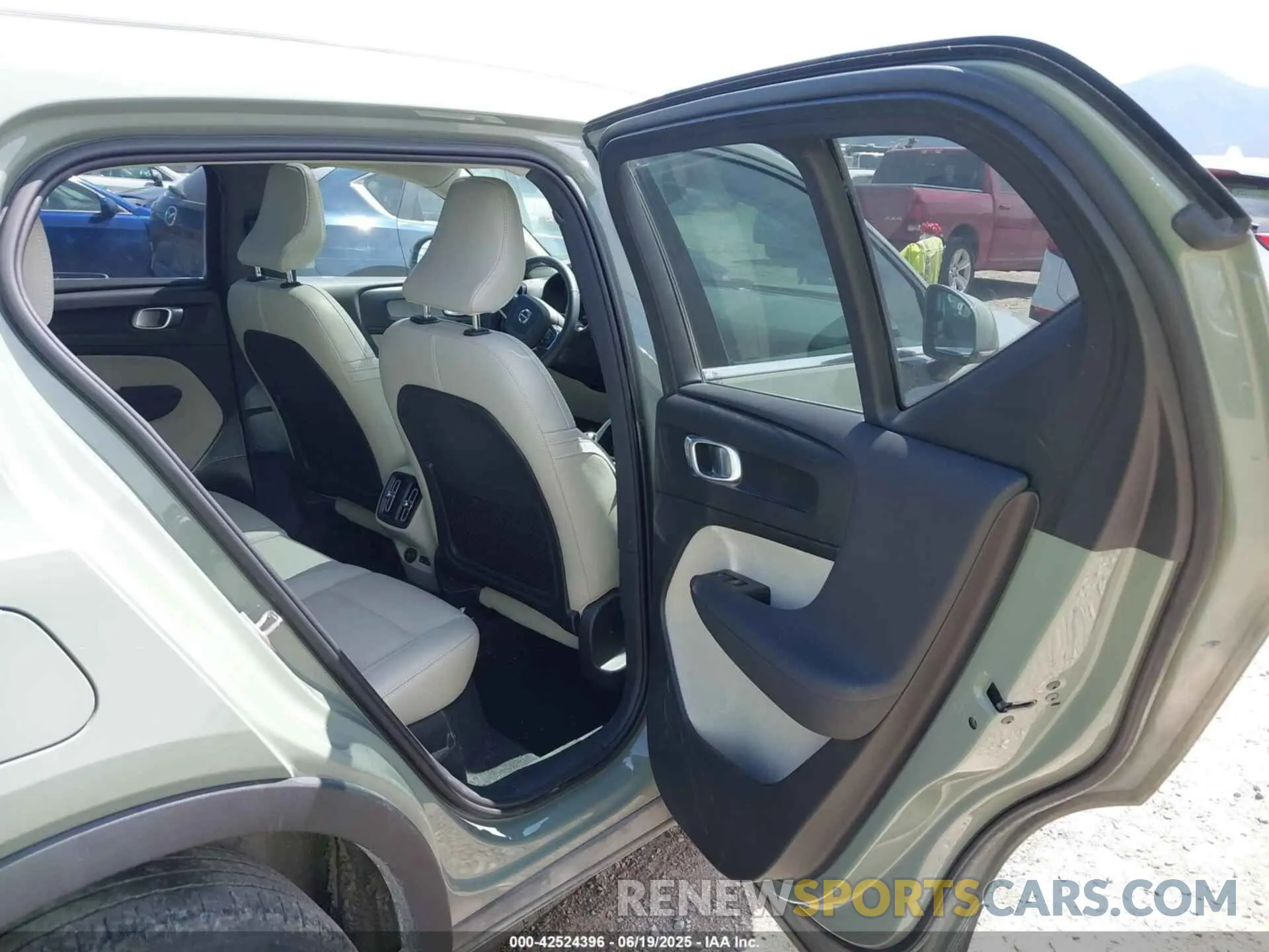 8 Photograph of a damaged car YV4L12UNXP2930656 VOLVO XC40 2023