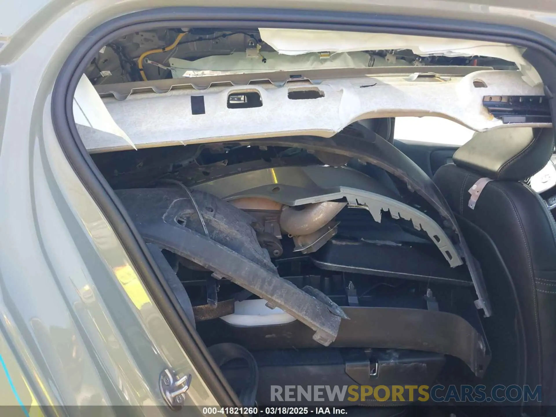 8 Photograph of a damaged car YV4L12UW2P2993033 VOLVO XC40 2023
