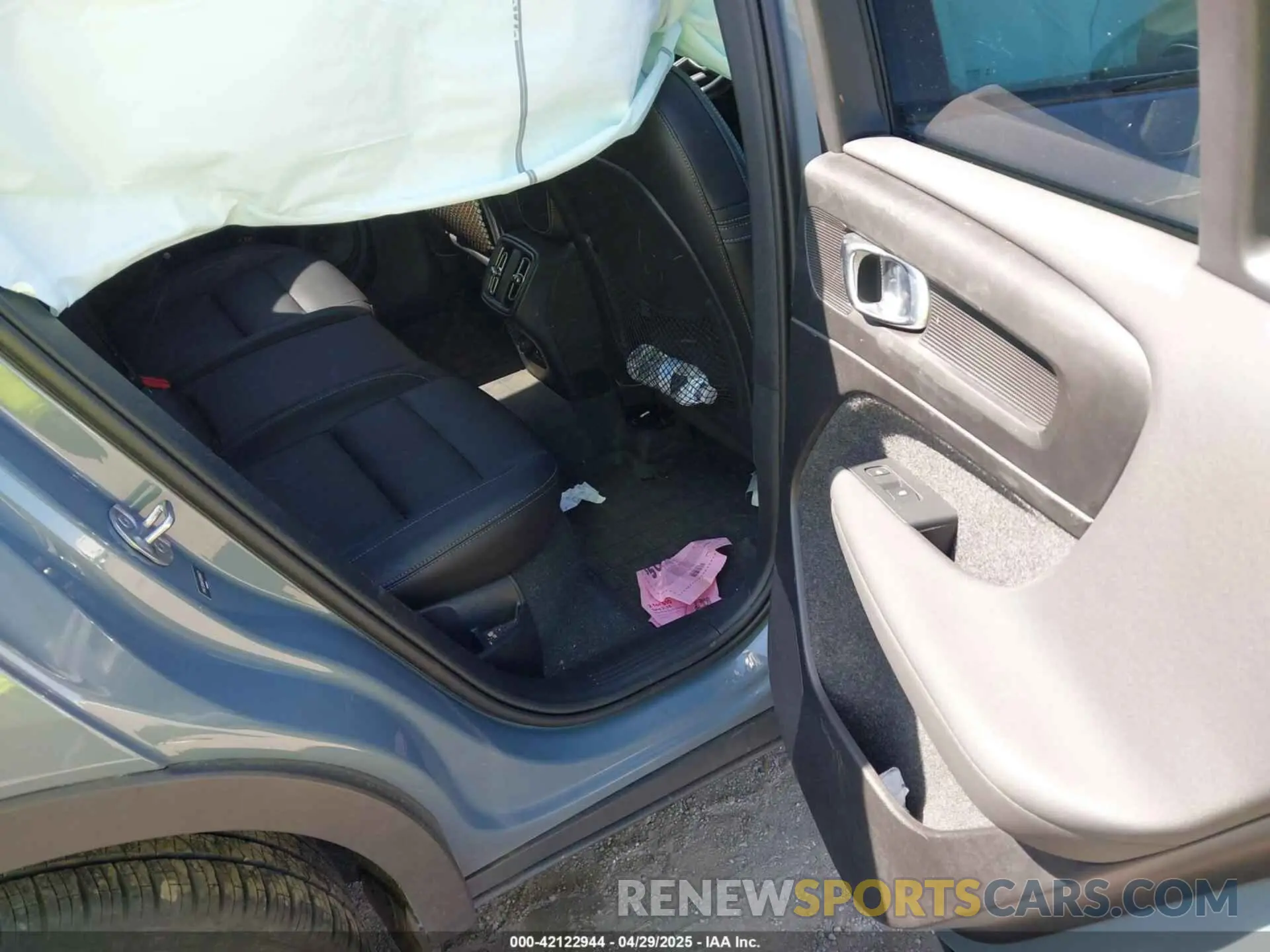 8 Photograph of a damaged car YV4L12UW6P2091677 VOLVO XC40 2023