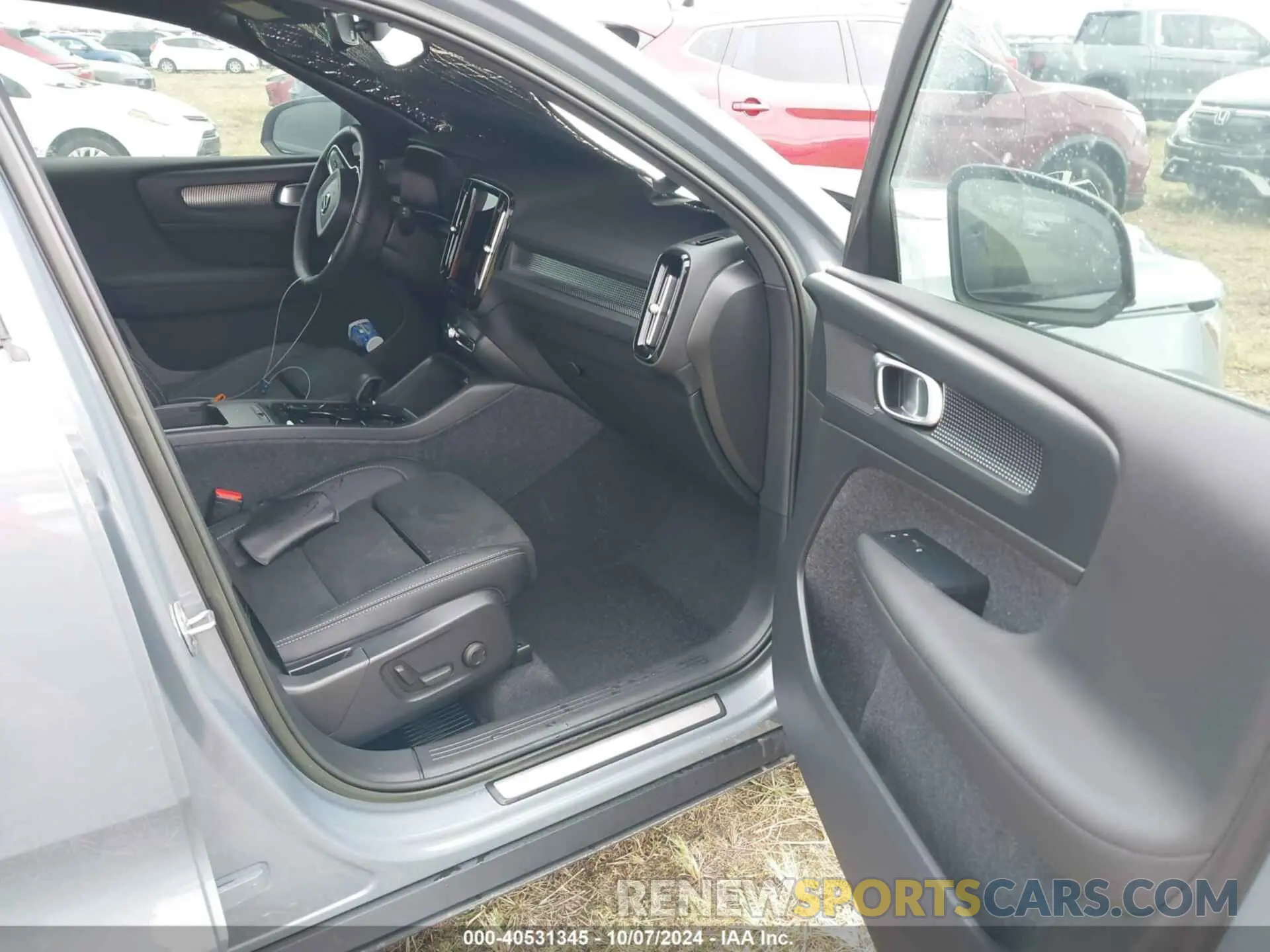 5 Photograph of a damaged car YV4L12UW6P2969723 VOLVO XC40 2023