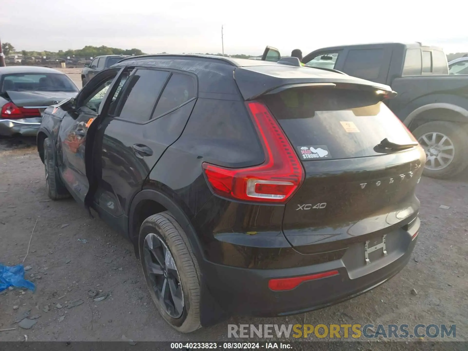 3 Photograph of a damaged car YV4L12UW6P2983721 VOLVO XC40 2023
