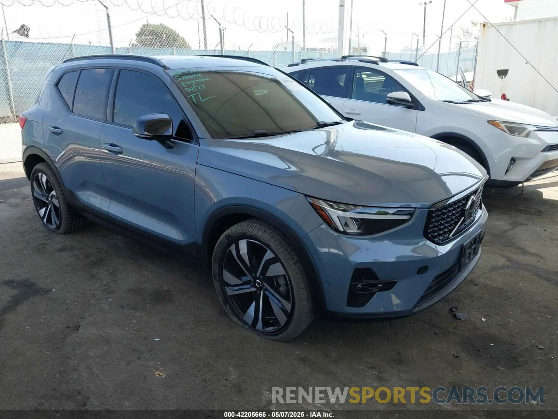 1 Photograph of a damaged car YV4L12UX9P2952245 VOLVO XC40 2023