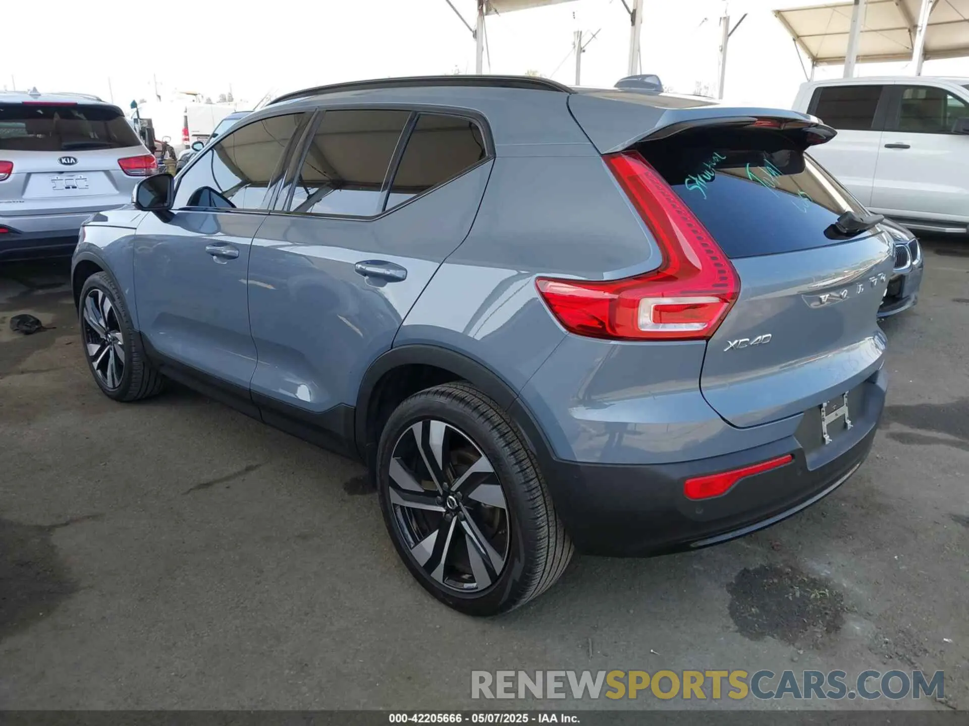 3 Photograph of a damaged car YV4L12UX9P2952245 VOLVO XC40 2023