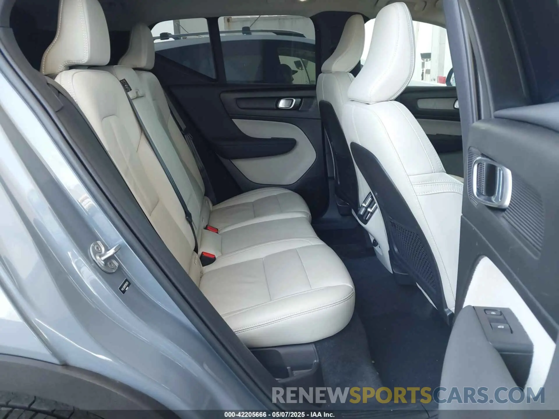 8 Photograph of a damaged car YV4L12UX9P2952245 VOLVO XC40 2023