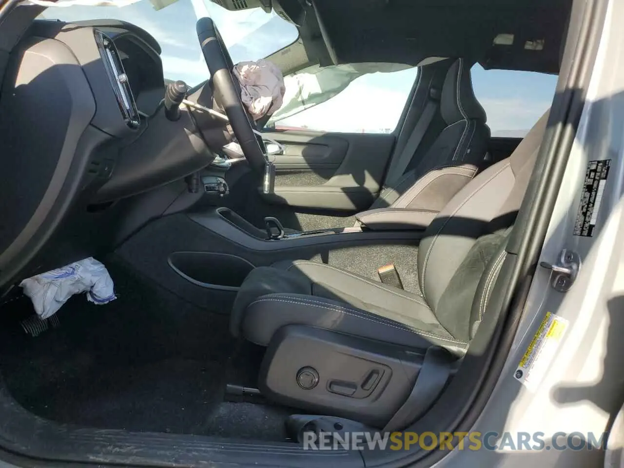 7 Photograph of a damaged car YV4EH3HL4R2232839 VOLVO XC40 2024