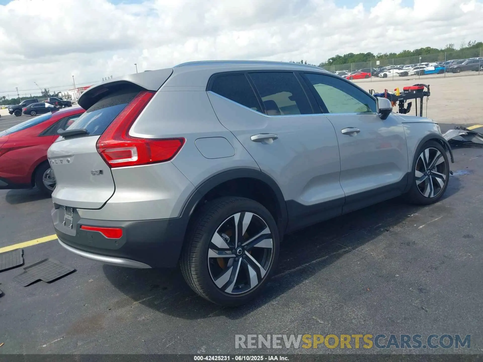 4 Photograph of a damaged car YV4L12UE0R2249649 VOLVO XC40 2024