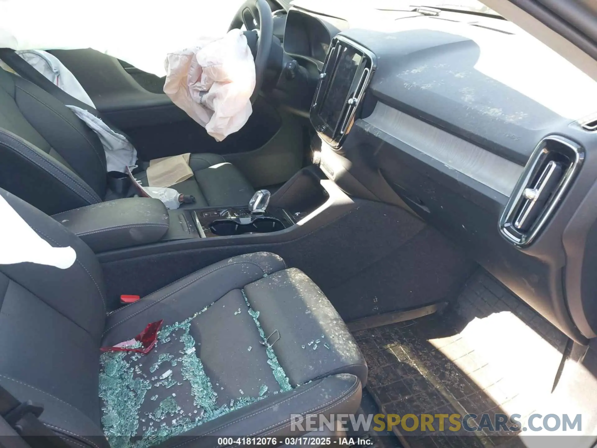 5 Photograph of a damaged car YV4L12UE3R2290695 VOLVO XC40 2024