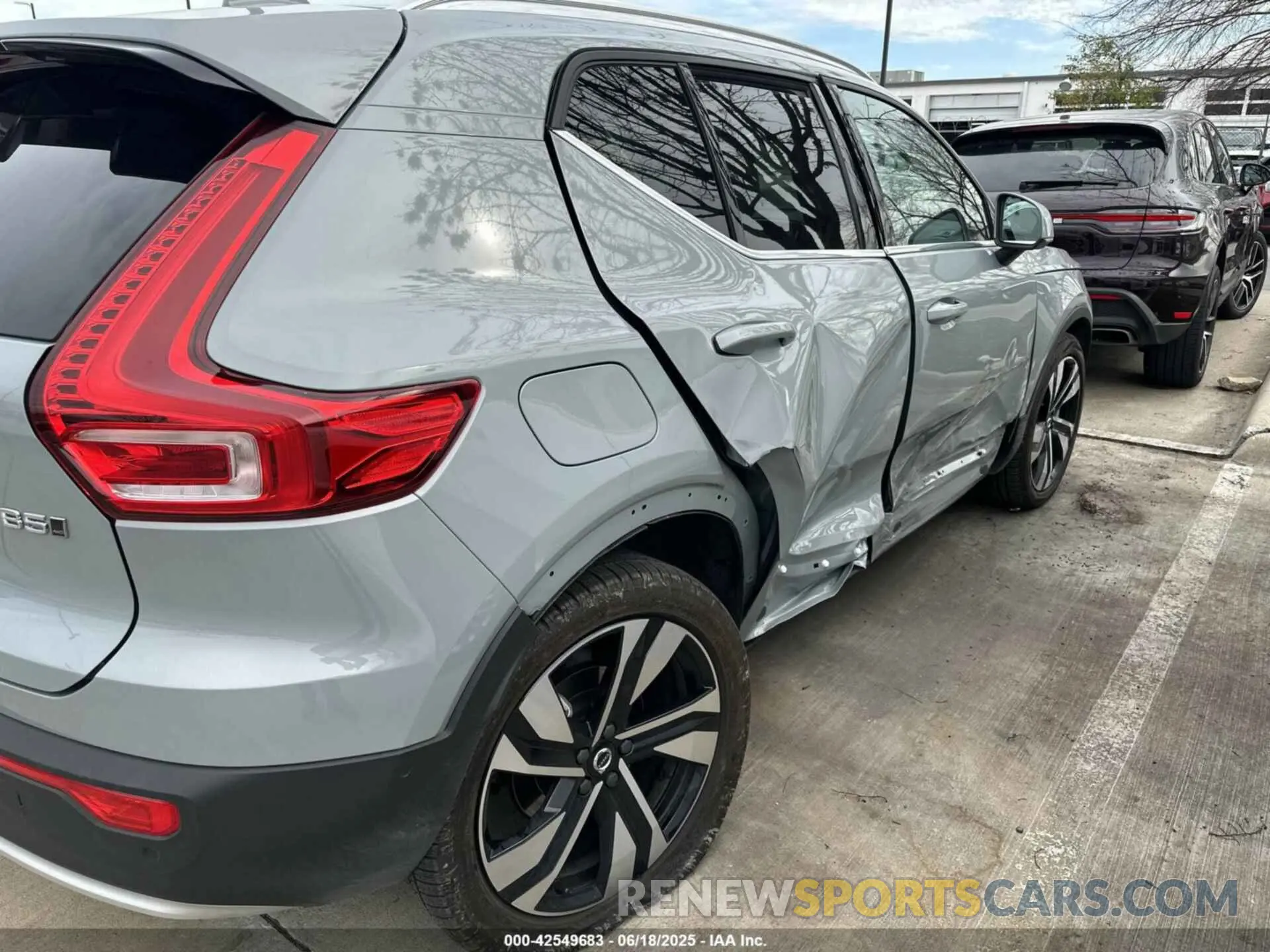 4 Photograph of a damaged car YV4L12UE6R2238137 VOLVO XC40 2024