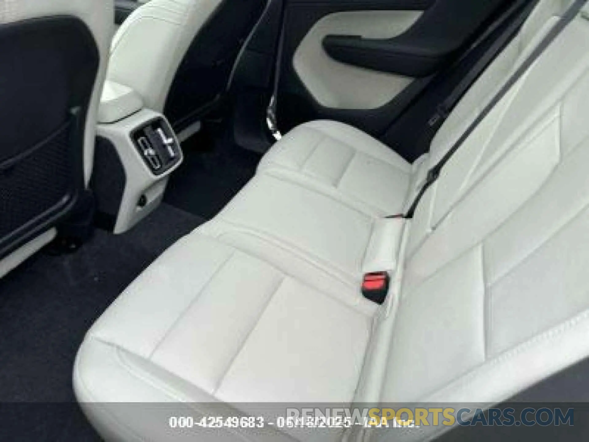 7 Photograph of a damaged car YV4L12UE6R2238137 VOLVO XC40 2024