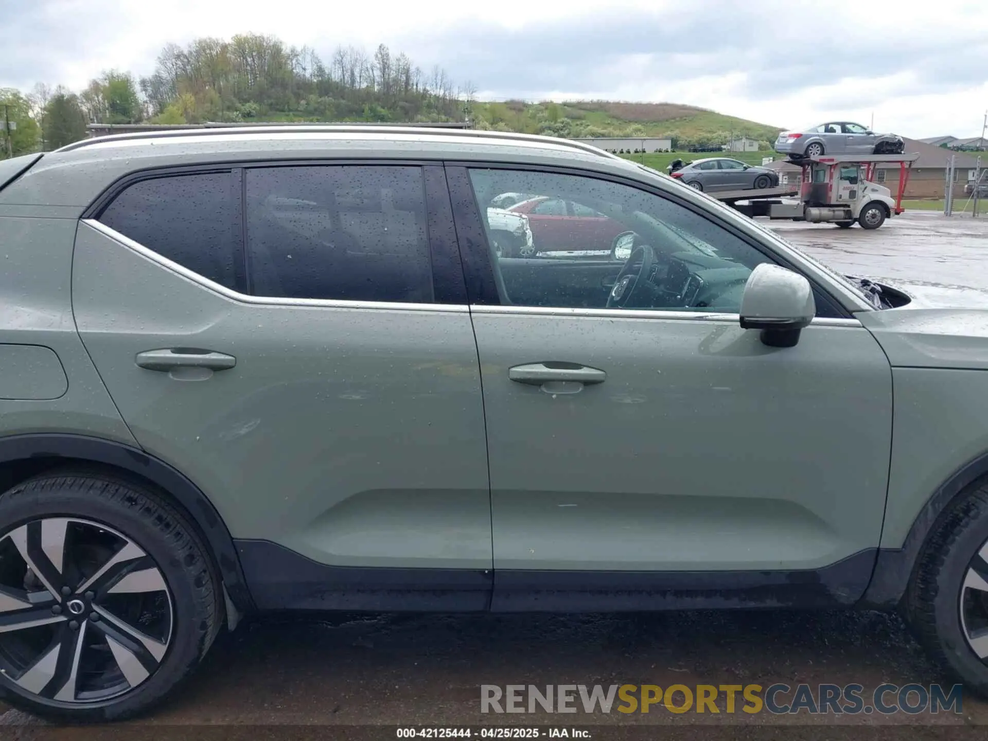 13 Photograph of a damaged car YV4L12UF3R2260539 VOLVO XC40 2024