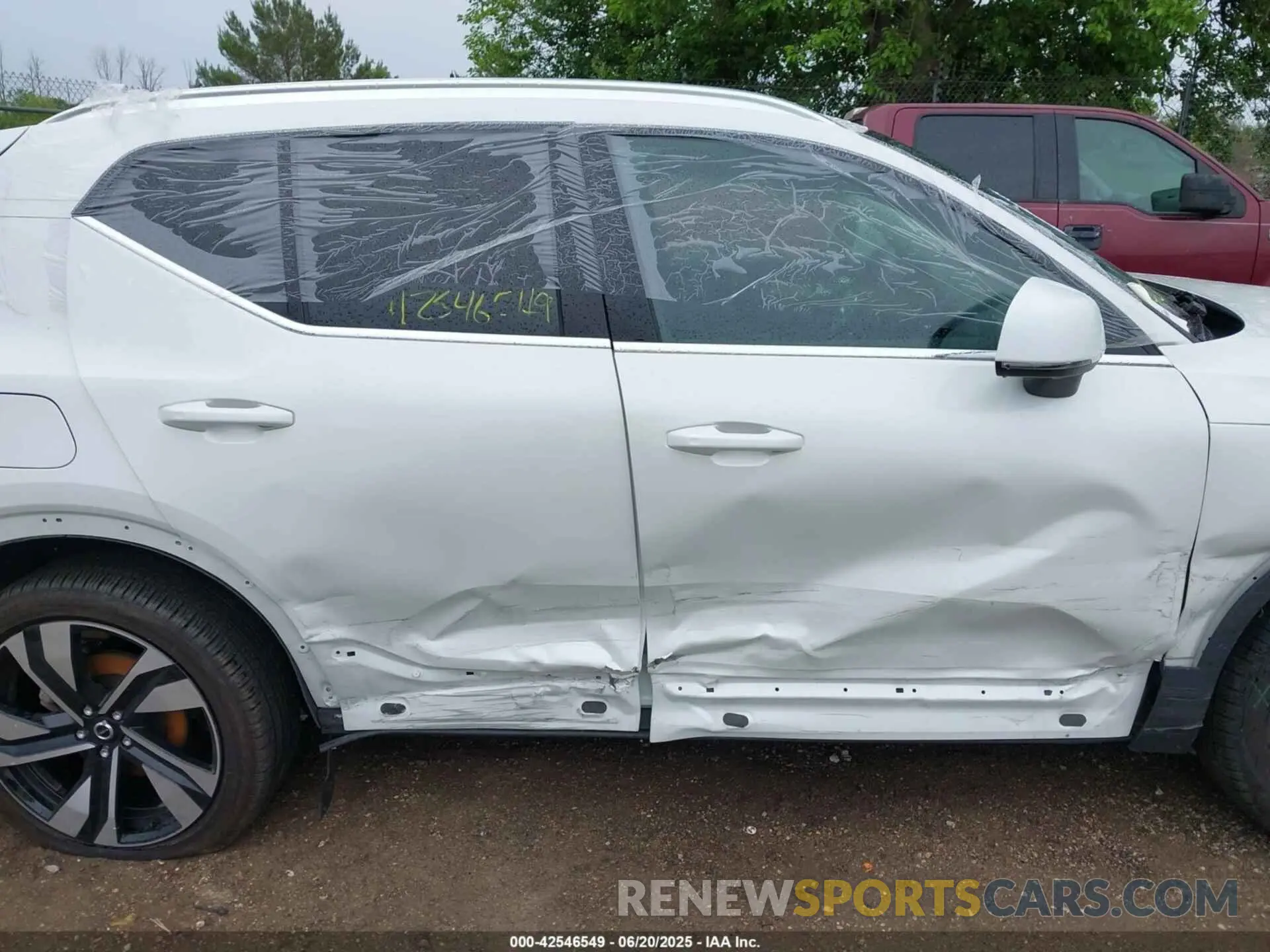 6 Photograph of a damaged car YV4L12UF8R2265543 VOLVO XC40 2024
