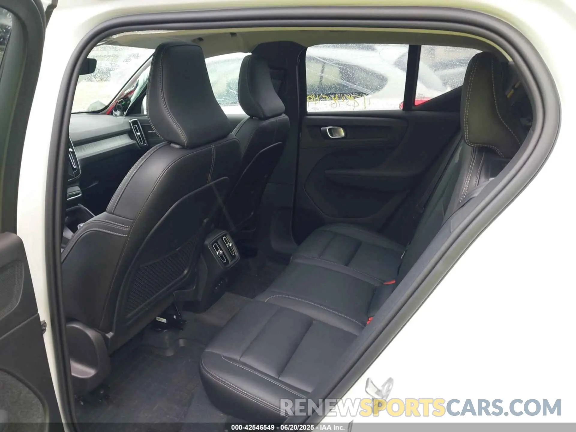 8 Photograph of a damaged car YV4L12UF8R2265543 VOLVO XC40 2024