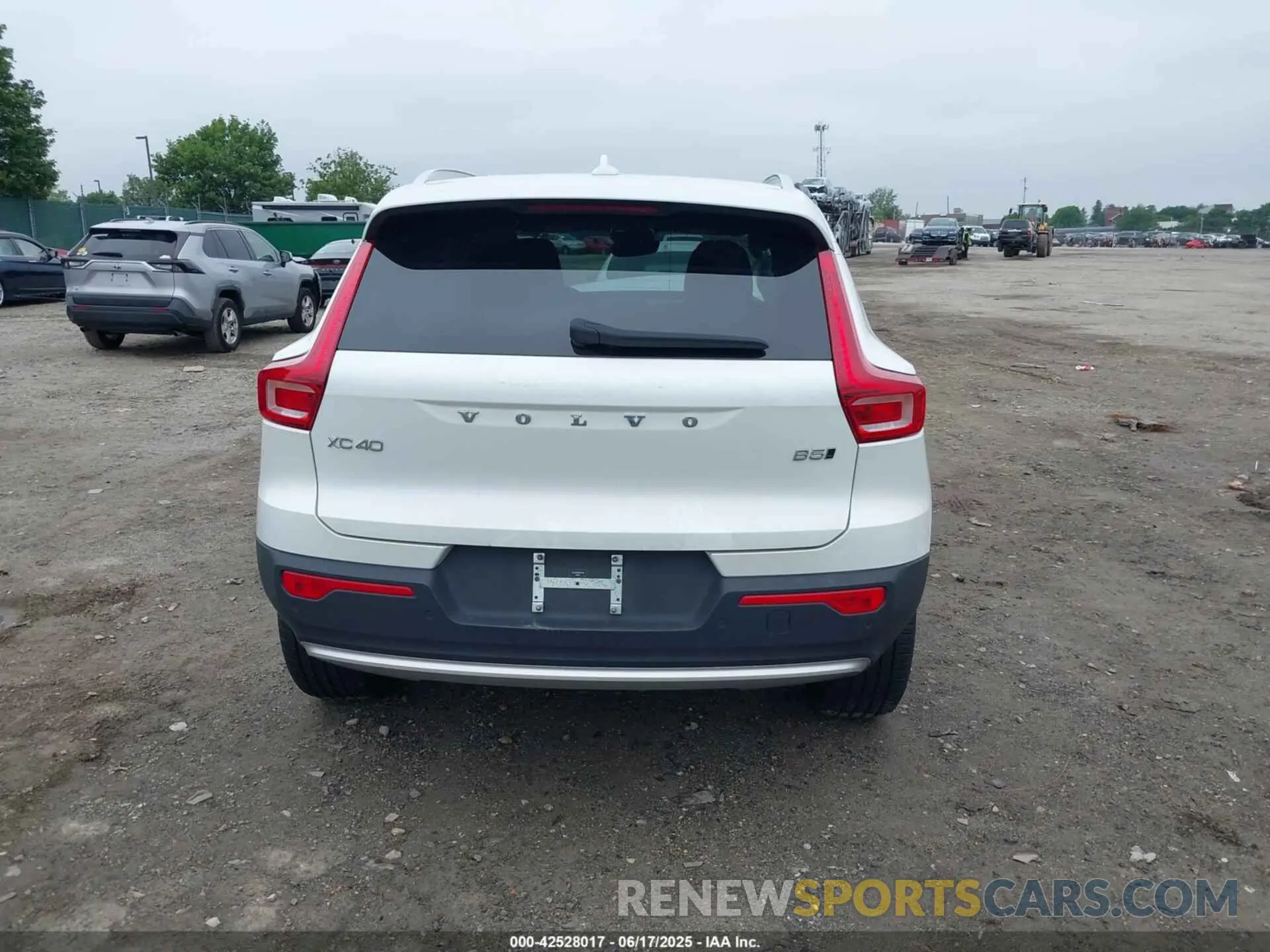 17 Photograph of a damaged car YV4L12UK3R2341795 VOLVO XC40 2024